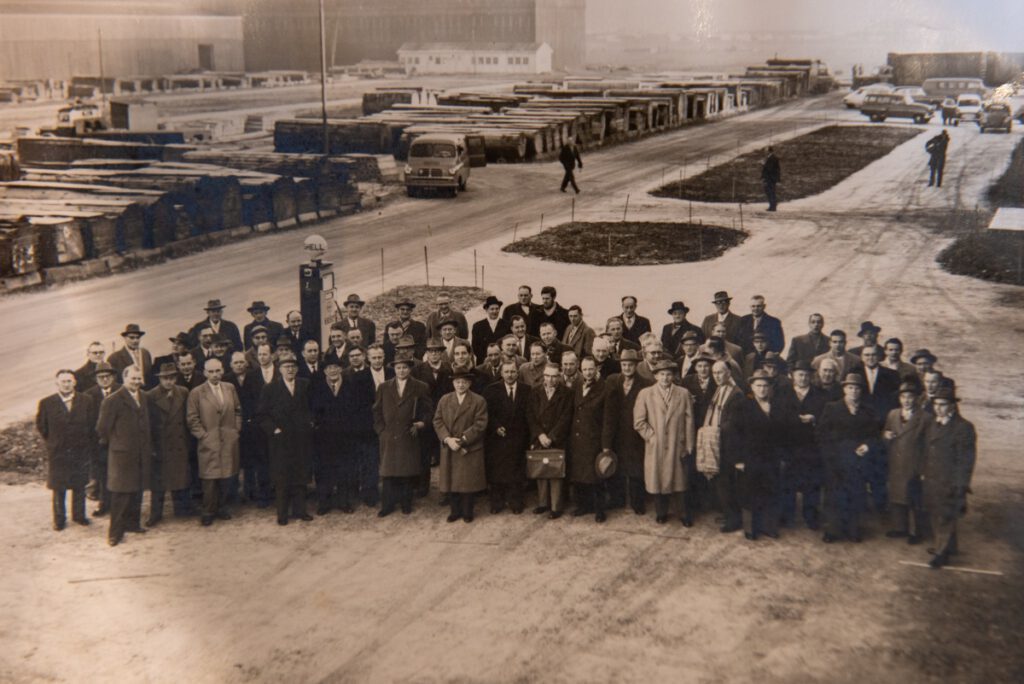 De NBvT-leden tijdens het 12,5 jarig jubileum in 1959 met Wil Helwig zijn grootvader. “Mannen en hoeden.”