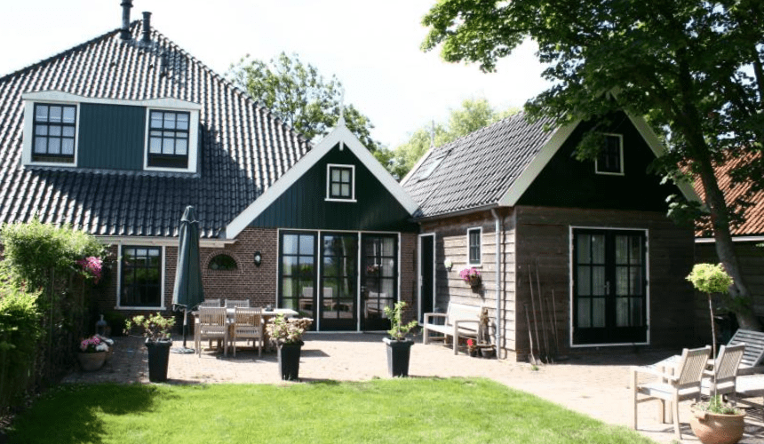 authentieke kozijnen, Hollandse kozijnen, nostalgische kozijnen, traditionele kozijnen, gevelkozijnen, hardhouten pui, pui, houten pui, buiten schuifpui, verticale schuiframen, houten schuifraam, Accoya ramen en kozijnen,