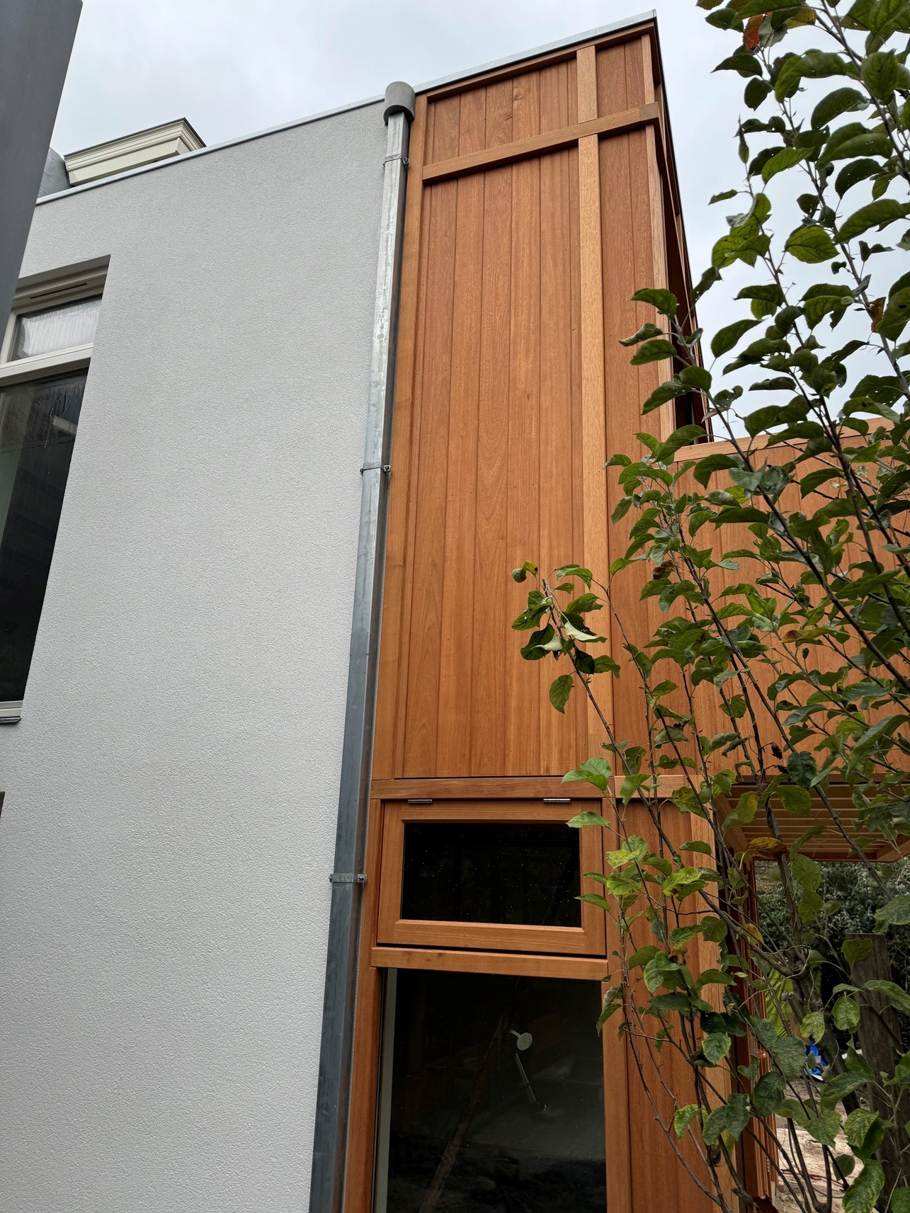 Afzelia staldeuren, Afzelia stolpstel, Afzelia terrasdeuren, Afzelia tuindeuren, dubbele vouwdeuren van Afzelia, Kozijnen van Kuiters, kozijnen van hout, houten kozijnen, houten deuren, houten ramen, deur van hout, duurzame kozijnen, isolatie kozijnen, vouwdeuren, harmonica vouwdeuren, vouwpui, schuifpui, hf schuifpui, schuifdeuren, veranda deuren,