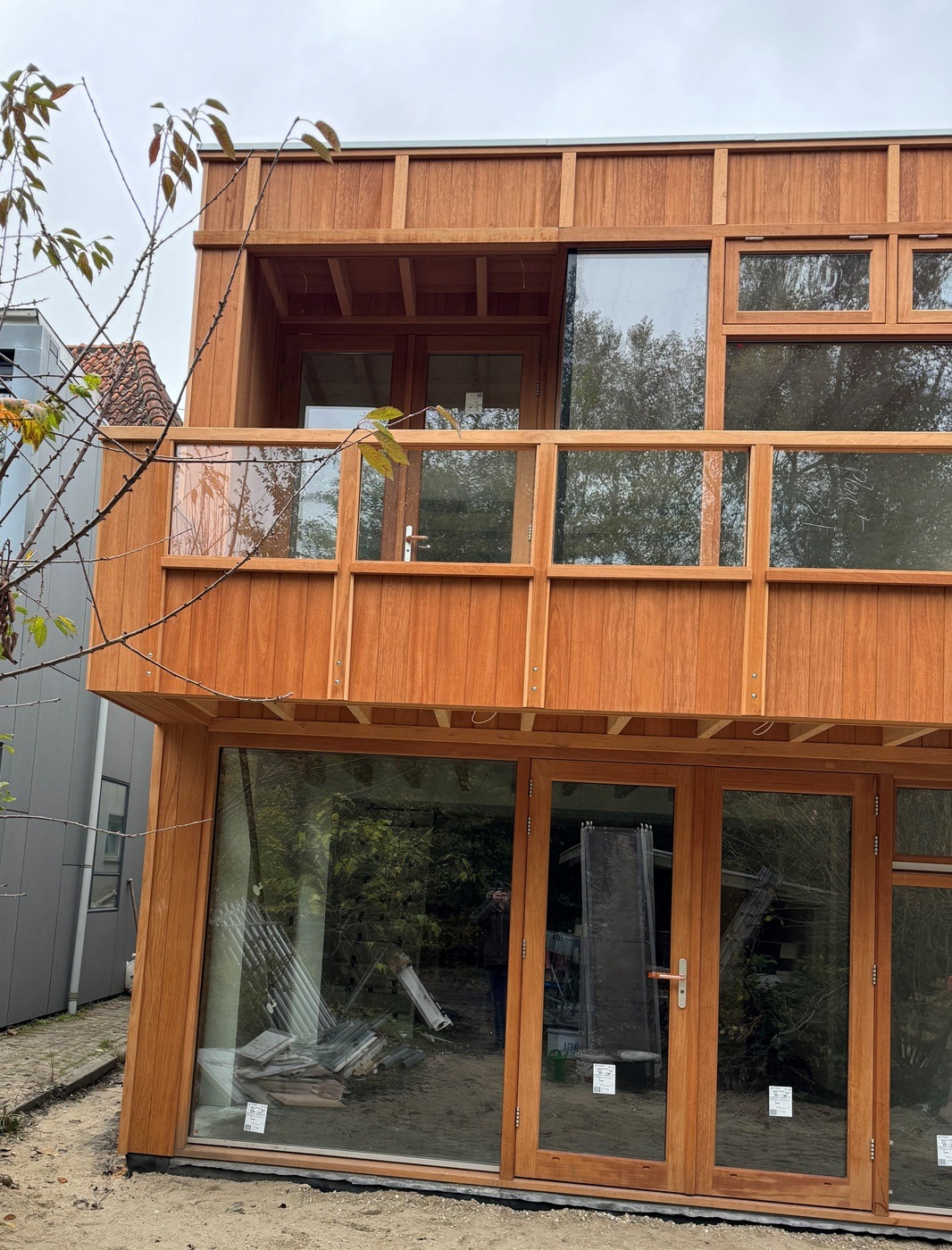 Afzelia staldeuren, Afzelia stolpstel, Afzelia terrasdeuren, Afzelia tuindeuren, dubbele vouwdeuren van Afzelia, Kozijnen van Kuiters, kozijnen van hout, houten kozijnen, houten deuren, houten ramen, deur van hout, duurzame kozijnen, isolatie kozijnen, vouwdeuren, harmonica vouwdeuren, vouwpui, schuifpui, hf schuifpui, schuifdeuren, veranda deuren,