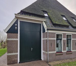 Dars deuren, opgeklampte deuren, Accoya staaldeuren, Accoya stolpstel, Accoya terrasdeuren, Accoya tuindeuren, dubbele vouwdeuren van Accoya, Kozijnen van Kuiters, kozijnen van hout, houten kozijnen, houten deuren, houten ramen, deur van hout, duurzame kozijnen, isolatie kozijnen, vouwdeuren, harmonica vouwdeuren, vouwpui, schuifpui, hf schuifpui, schuifdeuren, veranda deuren, garage deuren,