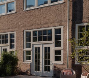 authentieke kozijnen, Hollandse kozijnen, nostalgische kozijnen, traditionele kozijnen, gevelkozijnen, hardhouten pui, pui, houten pui, buiten schuifpui, verticale schuiframen, houten schuifraam, Accoya ramen en kozijnen,