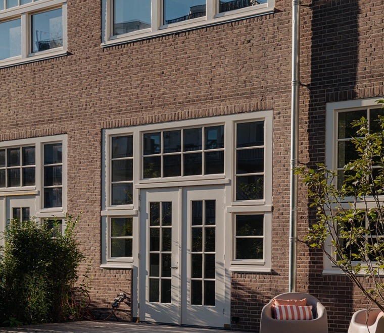 authentieke kozijnen, Hollandse kozijnen, nostalgische kozijnen, traditionele kozijnen, gevelkozijnen, hardhouten pui, pui, houten pui, buiten schuifpui, verticale schuiframen, houten schuifraam, Accoya ramen en kozijnen,