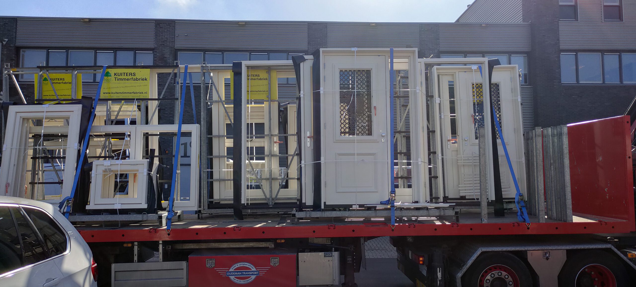 authentieke kozijnen, Hollandse kozijnen, nostalgische kozijnen, traditionele kozijnen, gevelkozijnen, hardhouten pui, pui, houten voorpui, buiten deur, deur met raam, houten voordeur, Accoya ramen en kozijnen,