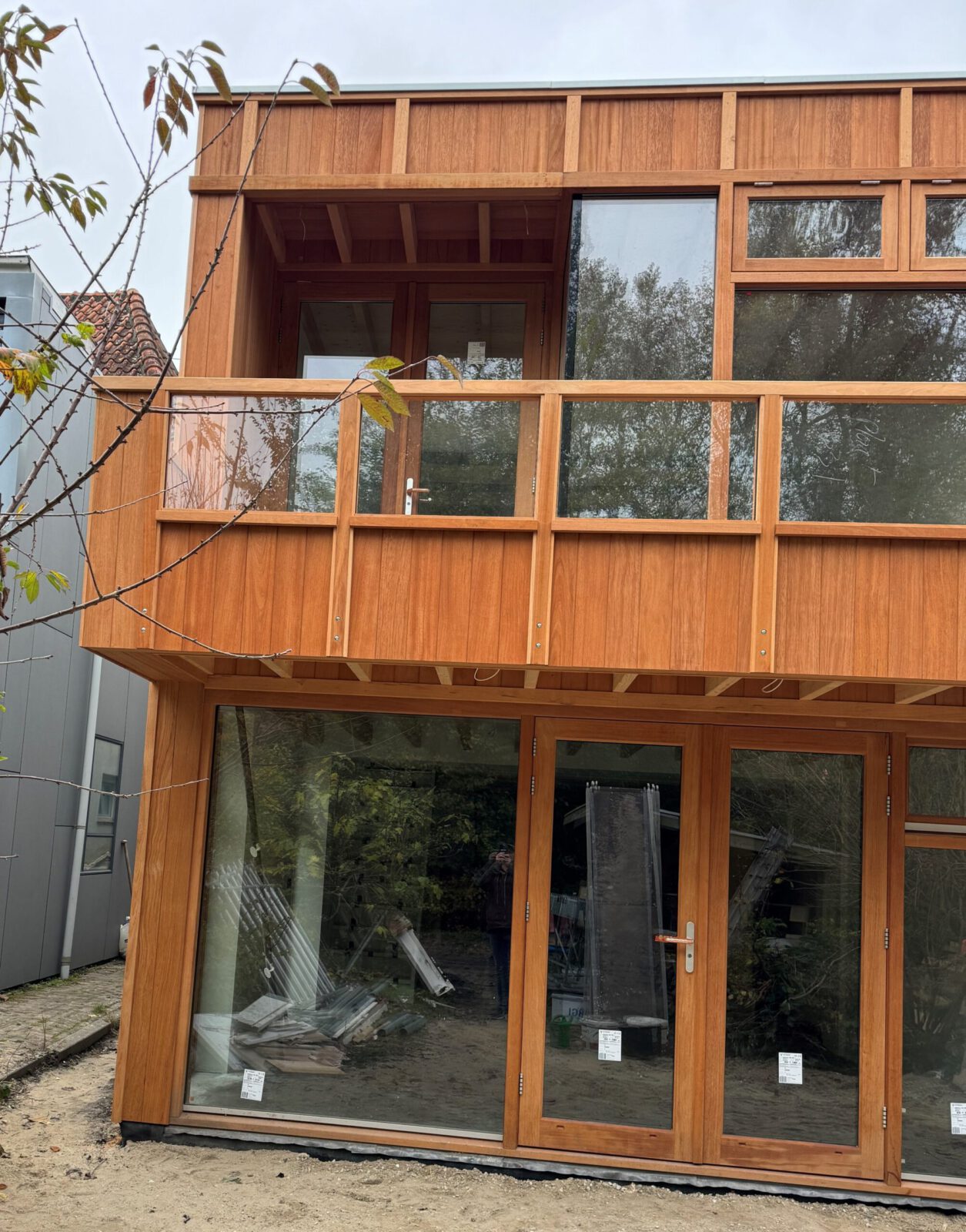 Afzelia staldeuren, Afzelia stolpstel, Afzelia terrasdeuren, Afzelia tuindeuren, dubbele vouwdeuren van Afzelia, Kozijnen van Kuiters, kozijnen van hout, houten kozijnen, houten deuren, houten ramen, deur van hout, duurzame kozijnen, isolatie kozijnen, vouwdeuren, harmonica vouwdeuren, vouwpui, schuifpui, hf schuifpui, schuifdeuren, veranda deuren,