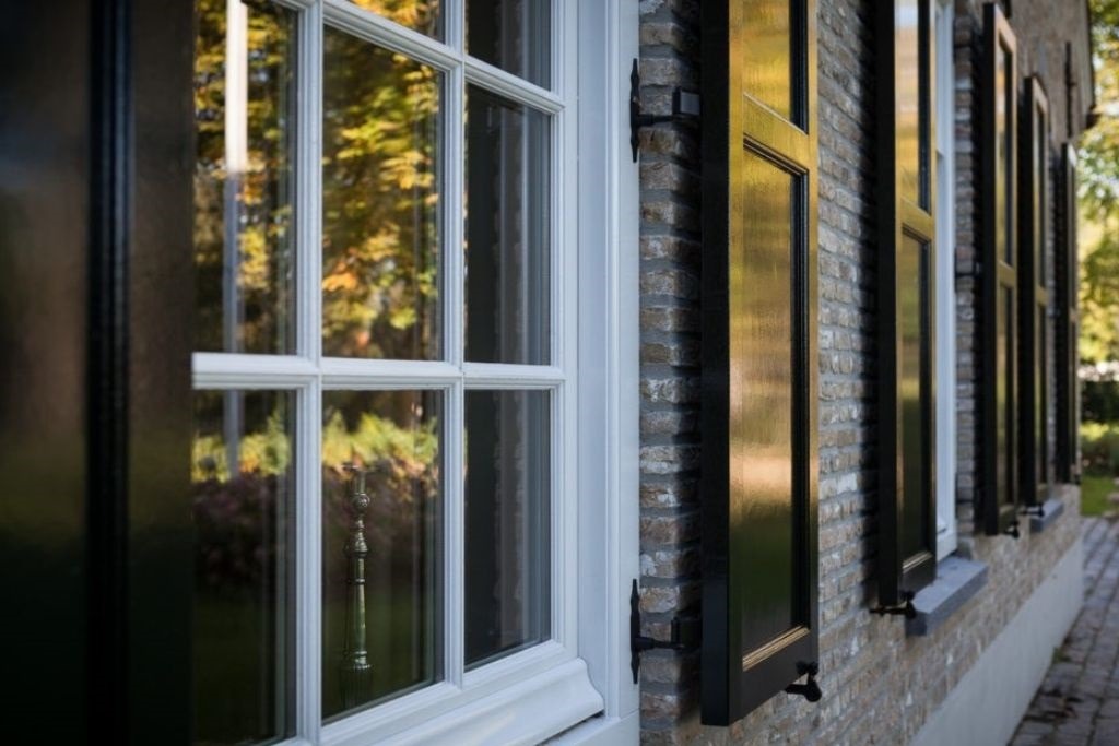 louvre luiken, luiken, houten luiken, shutters van hout, buiten shutters, buitenluiken, originele luiken, authentieke luiken, nostalgische luiken