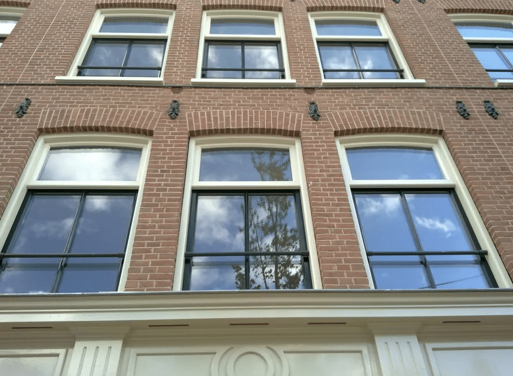 Accoya kozijnen, Accoya ramen, Accoya schuiframen, verticale schuifraam, authentieke kozijnen, Hollandse kozijnen, duurzame kozijnen, klassieke kozijnen, restauratie kozijnen, oudhollandse ramen,