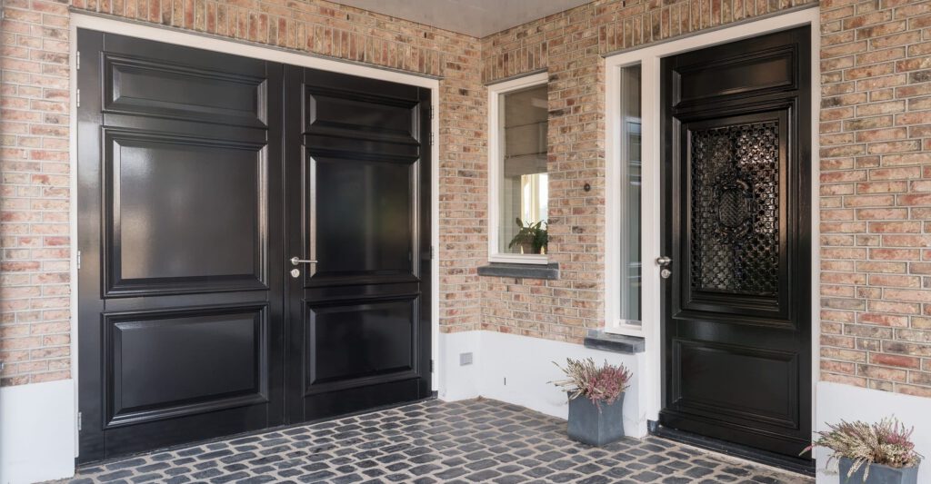 authentieke kozijnen, Hollandse kozijnen, nostalgische kozijnen, traditionele kozijnen, gevelkozijnen, hardhouten pui, pui, houten voorpui, buiten deur, deur met raam, houten voordeur, Accoya ramen en kozijnen,