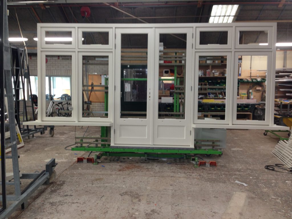 authentieke kozijnen, Hollandse kozijnen, nostalgische kozijnen, traditionele kozijnen, gevelkozijnen, hardhouten pui, pui, houten pui, buiten schuifpui, verticale schuiframen, houten schuifraam, Accoya ramen en kozijnen,