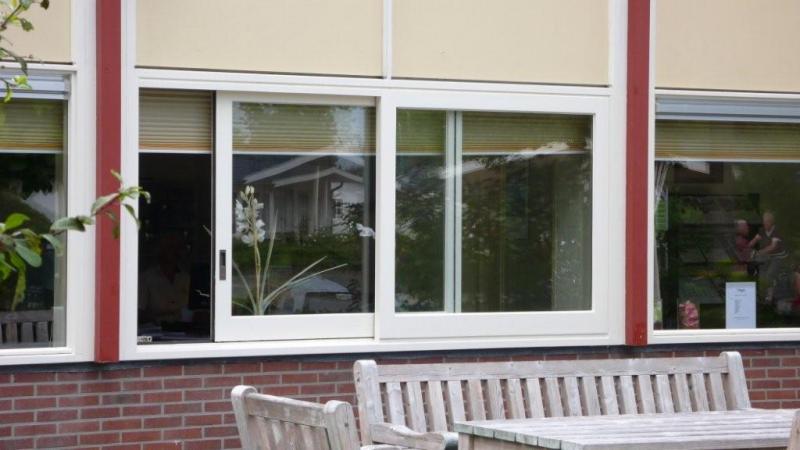 authentieke kozijnen, Hollandse kozijnen, nostalgische kozijnen, traditionele kozijnen, gevelkozijnen, hardhouten pui, pui, houten pui, buiten schuifpui, verticale schuiframen, houten schuifraam, Accoya ramen en kozijnen,