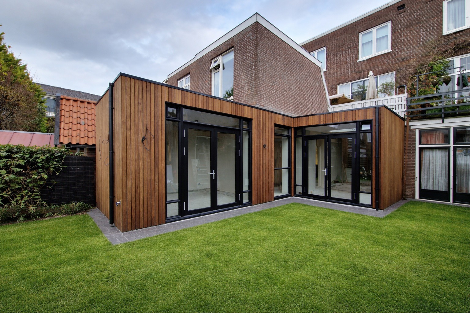 staldeuren, stolpstel, terrasdeuren, tuindeuren, dubbele vouwdeuren hardhout, Kozijnen van Kuiters, kozijnen van hout, houten kozijnen, houten deuren, houten ramen, deur van hout, duurzame kozijnen, isolatie kozijnen, vouwdeuren, harmonica vouwdeuren, vouwpui, schuifpui, hf schuifpui, schuifdeuren, veranda deuren,