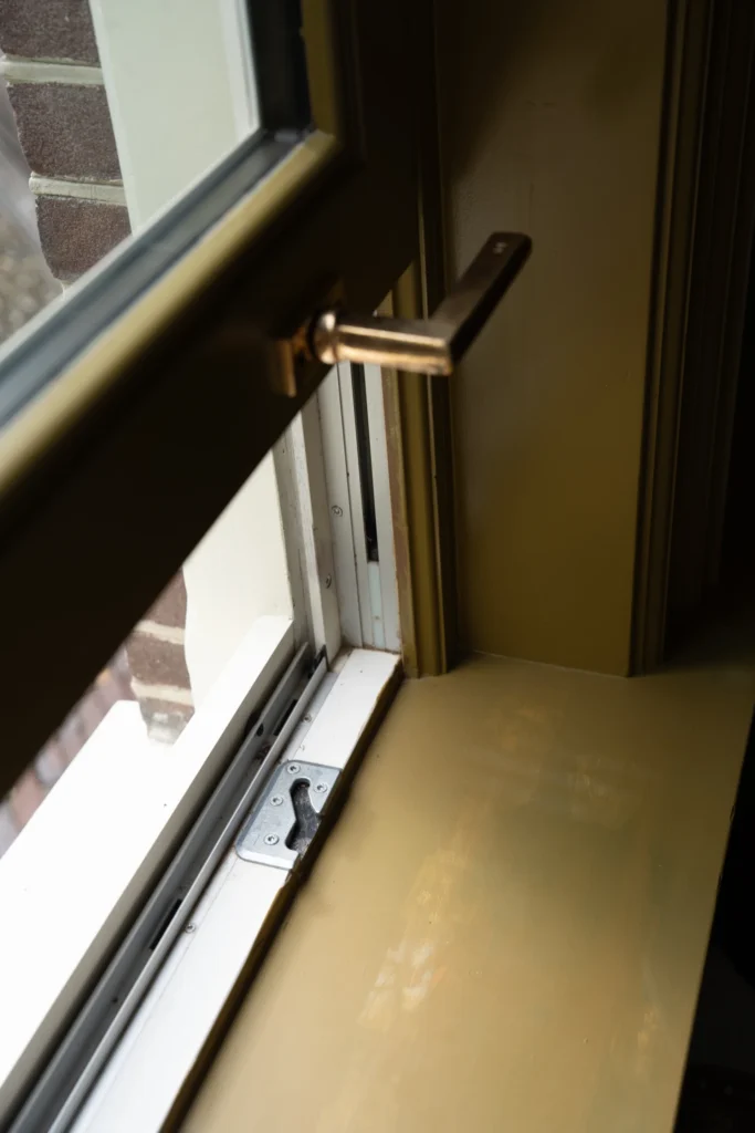 verticale schuifraam, schuiframen, authentieke ramen, renovatie schuiframen, schuiframen voor nieuwbouw, authentieke schuiframen, houten schuiframen, verticale schuiframen, schuiframen renovatie