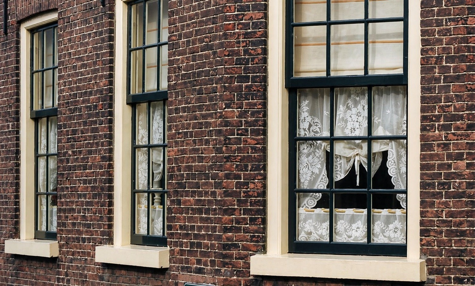 Schuifraam, schuif kozijn, schuifvenster, schuiframen, renovatie, restauratie schuifraam, verduurzaming woning, circulaire kozijnen, isolerende kozijnen of ramen, energiebesparende kozijnen,