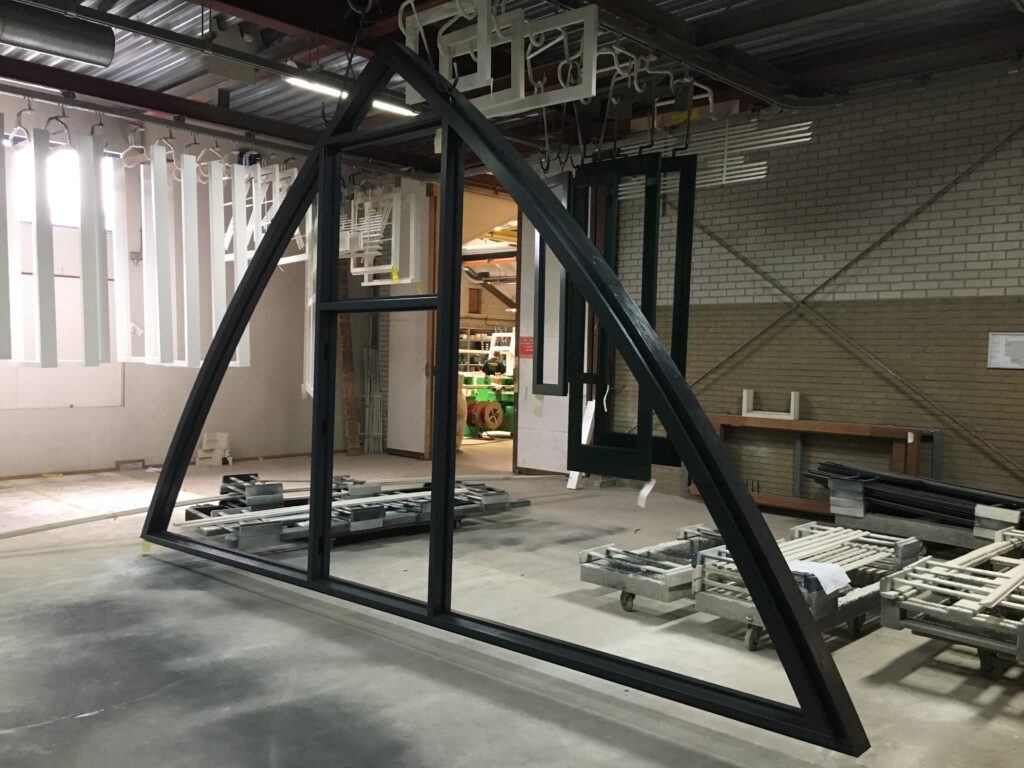 authentieke kozijnen, Hollandse kozijnen, nostalgische kozijnen, traditionele kozijnen, gevelkozijnen, hardhouten pui, pui, houten pui, buiten schuifpui, verticale schuiframen, houten schuifraam, Accoya ramen en kozijnen,