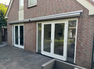 authentieke kozijnen, Hollandse kozijnen, nostalgische kozijnen, traditionele kozijnen, gevelkozijnen, hardhouten pui, pui, houten pui, buiten schuifpui, verticale schuiframen, houten schuifraam, Accoya ramen en kozijnen,
