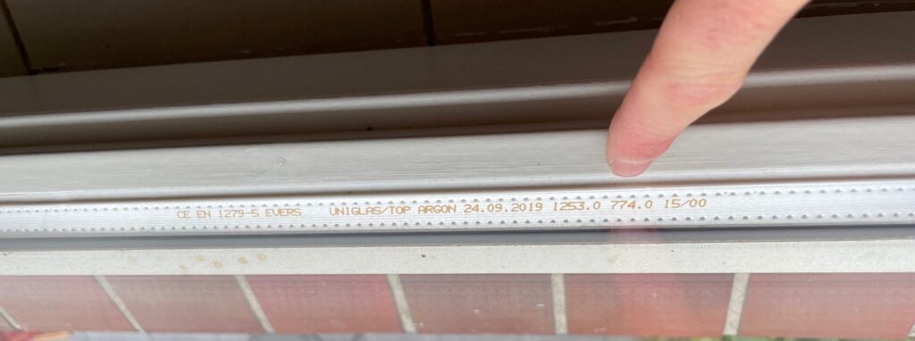 Welk type glas, bepalen welk type glas, controleren welk type beglazing, enkel glas, dubbel glas, HR++, triple glas, Welk glas in ramen,