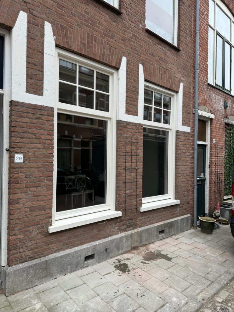 authentieke kozijnen, Hollandse kozijnen, nostalgische kozijnen, traditionele kozijnen, gevelkozijnen, hardhouten pui, pui, houten pui, buiten schuifpui, verticale schuiframen, houten schuifraam, Accoya ramen en kozijnen,