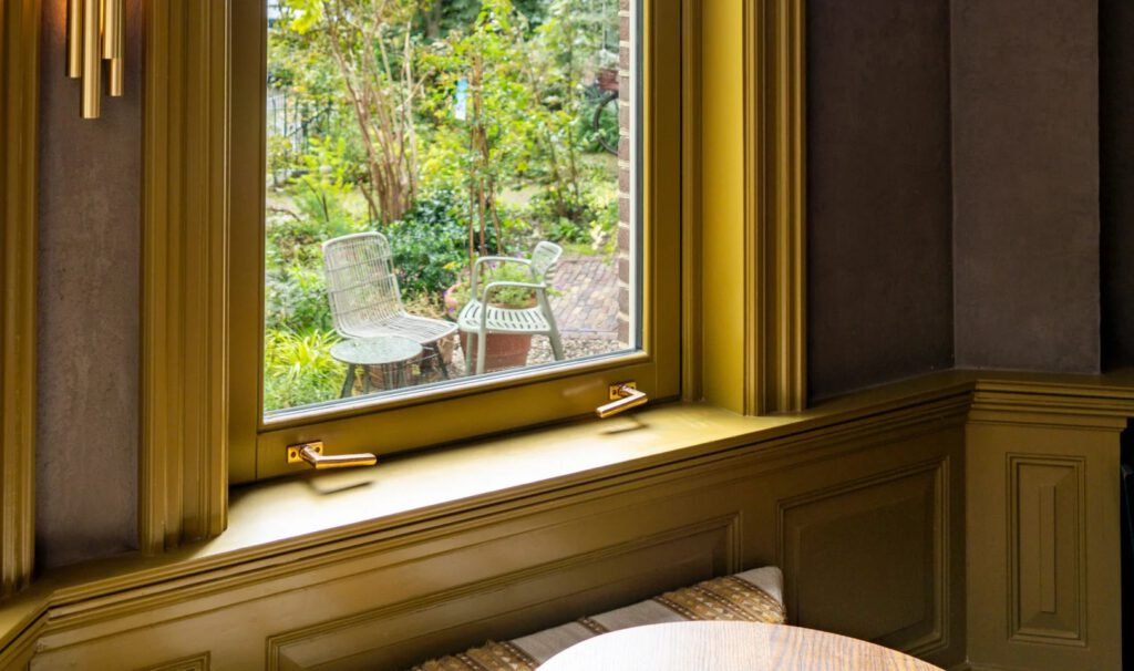 verticale schuifraam, schuiframen, authentieke ramen, renovatie schuiframen, schuiframen voor nieuwbouw, authentieke schuiframen, houten schuiframen, verticale schuiframen, schuiframen renovatie