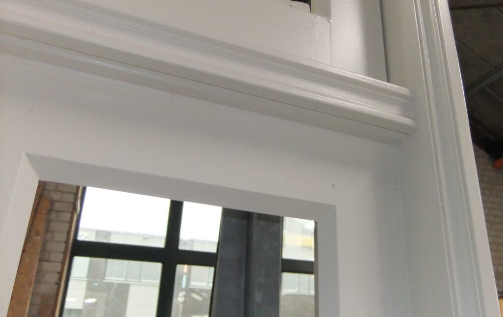 authentieke kozijnen, Hollandse kozijnen, nostalgische kozijnen, traditionele kozijnen, gevelkozijnen, hardhouten pui, pui, houten pui, buiten schuifpui, verticale schuiframen, houten schuifraam, Accoya ramen en kozijnen,