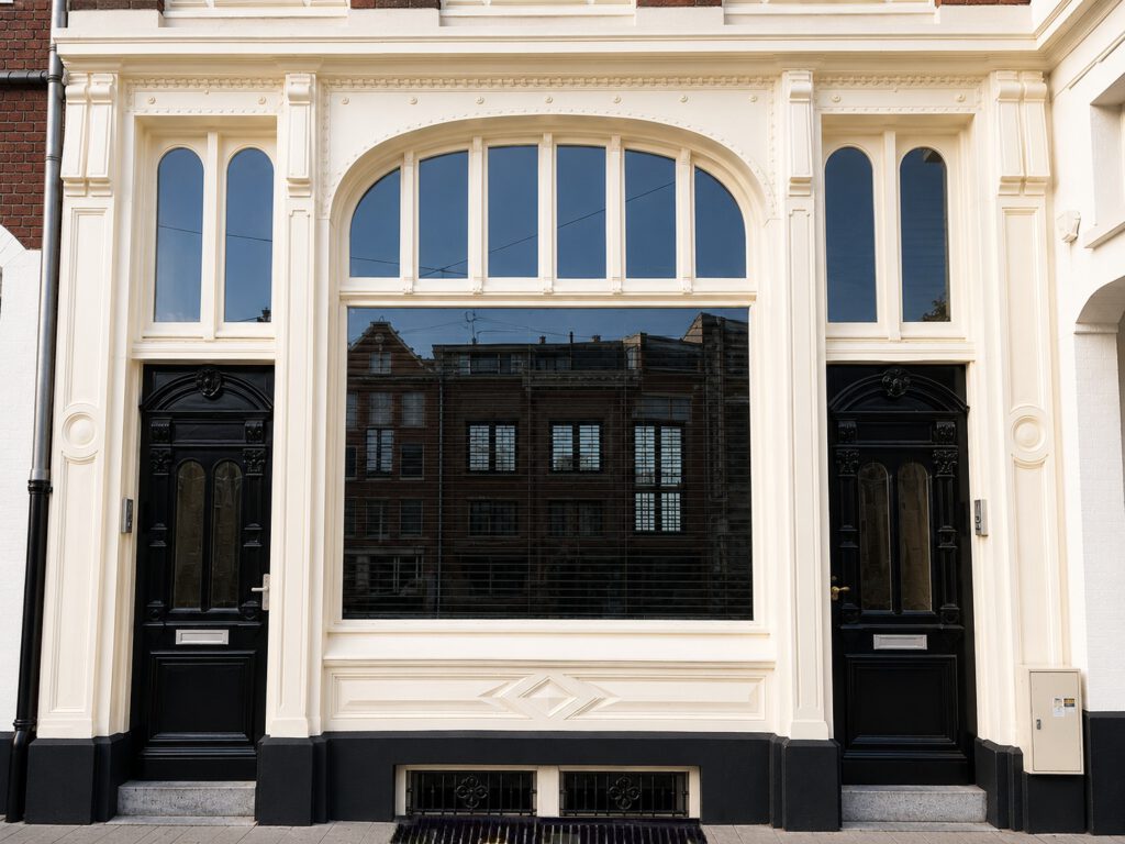 ornamenten, sierlijsten, architraven, architraaf, decoratieve en functionele sierlijst, klassieke architectuur, afwerking rond ramen en deuren,