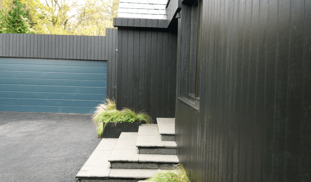 Zwart Accoya, donkere kleur Accoya, Accoya en zwarte afwerkingen, Kozijnen zwart, gevelkozijnen zwart, gekleurde schroten, grijze Accoya, antraciet Accoya,