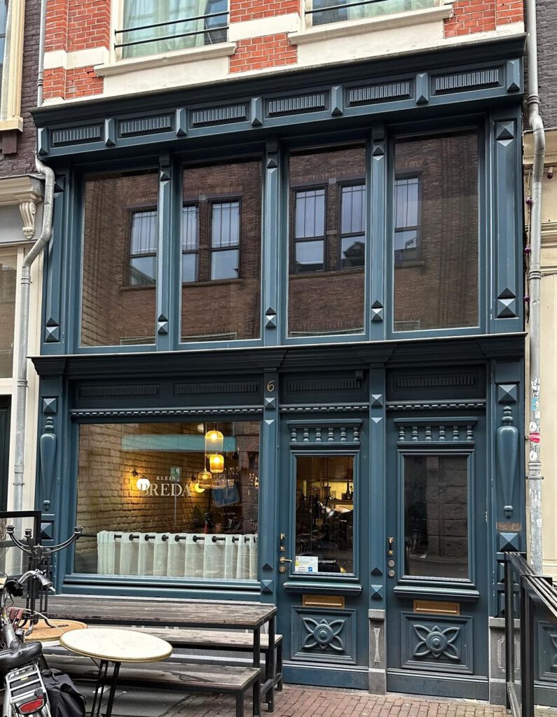 architraven, architraaf, decoratieve en functionele sierlijst, klassieke architectuur, afwerking rond ramen en deuren, ornamenten,