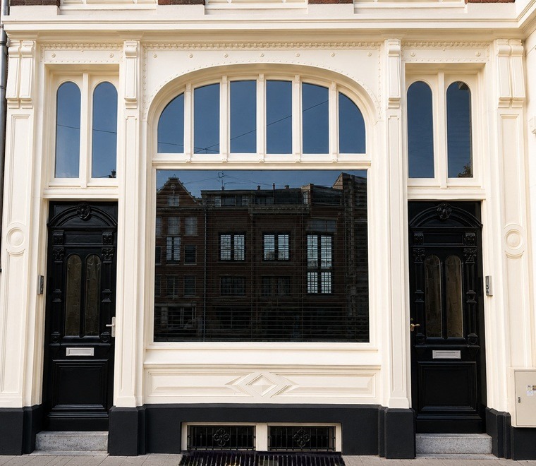 architraven, architraaf, decoratieve en functionele sierlijst, klassieke architectuur, afwerking rond ramen en deuren,