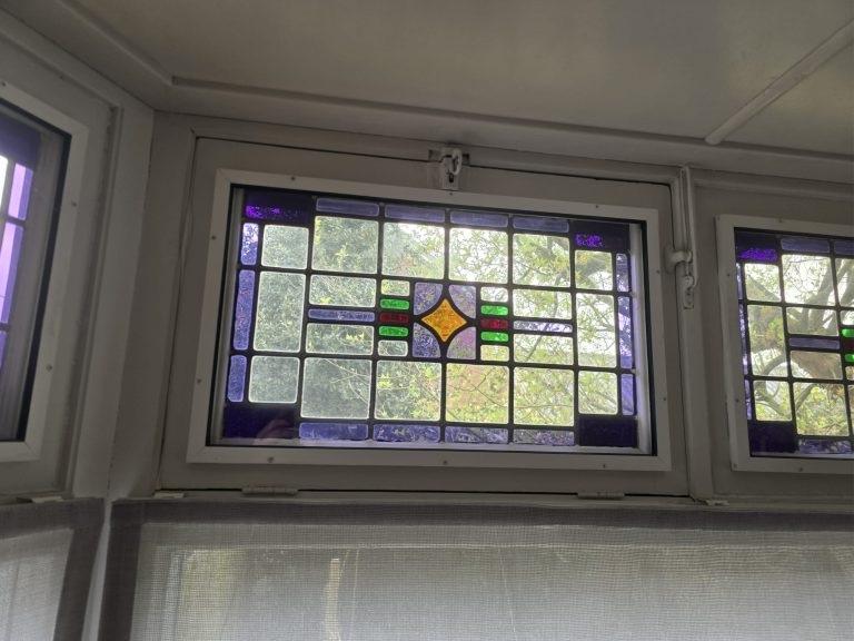 glas in lood, glas-in-lood, glas-in-loodramen, glas in lood ramen, glas-in-lood kozijnen, glas in lood in houten kozijnen, houten kozijnen met glas in lood, glas-in-loodraam op maat, glas in lood op maat, authentiek glas in lood, klassiek glas in lood, traditioneel glas in lood, ambachtelijk glas in lood, decoratief glas in lood, glas-in-loodpanelen, glas-in-loodramen op maat, glas-in-lood voordeur, voordeur met glas in lood, houten voordeur met glas in lood, glas in lood bovenlicht, glas-in-lood bovenlichten, glas in lood in ramen, glas in lood in deuren, glas-in-lood deurpanelen, glas in lood voor monumentale panden, glas in lood jaren 30 woning, glas in lood jaren 30 stijl, glas in lood in oude woningen, glas in lood in klassieke woningen, glas in lood restauratie, glas-in-lood vervangen, glas-in-lood herstellen, glas in lood isoleren, glas-in-lood isolatieglas, glas in lood met dubbel glas, glas in lood met HR++ glas, glas in lood met voorzetraam